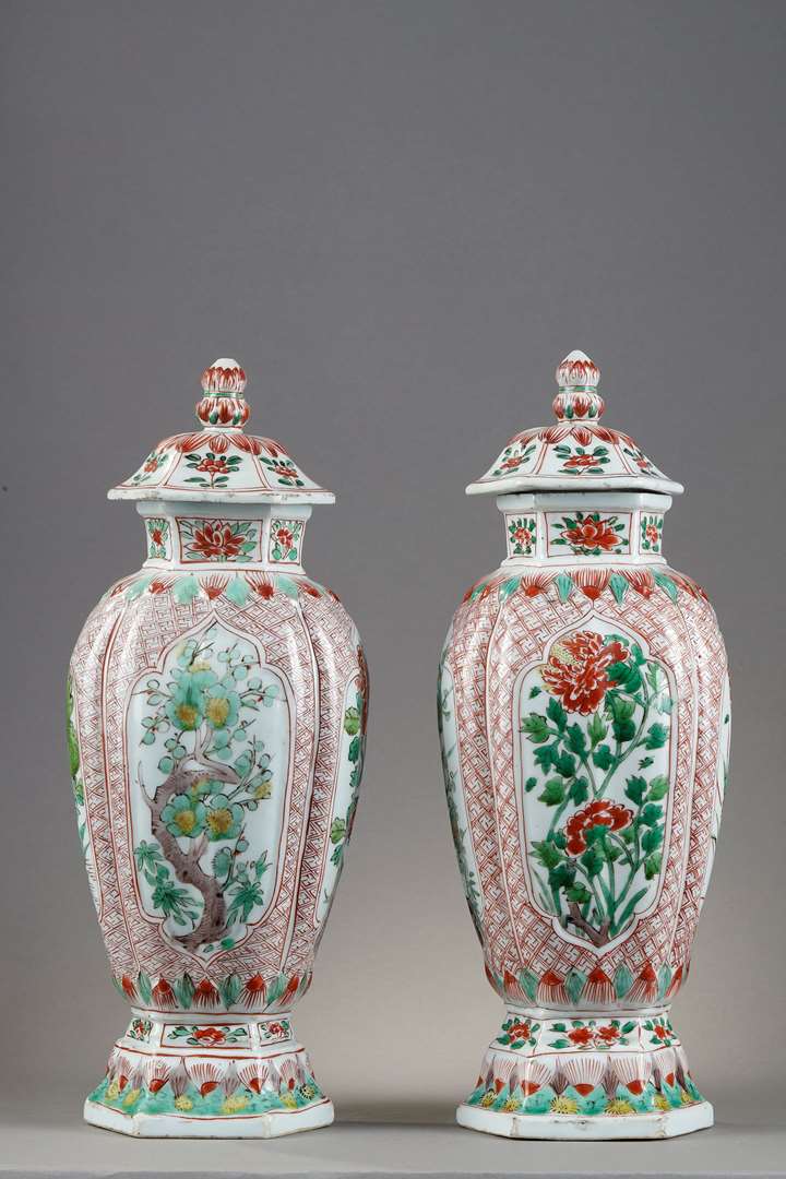 Pair of baluster shaped vases with their porcelain covers "Wucai"